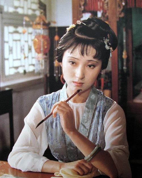 古装剧女明星写字姿势全解析，教你正确握笔与仪态