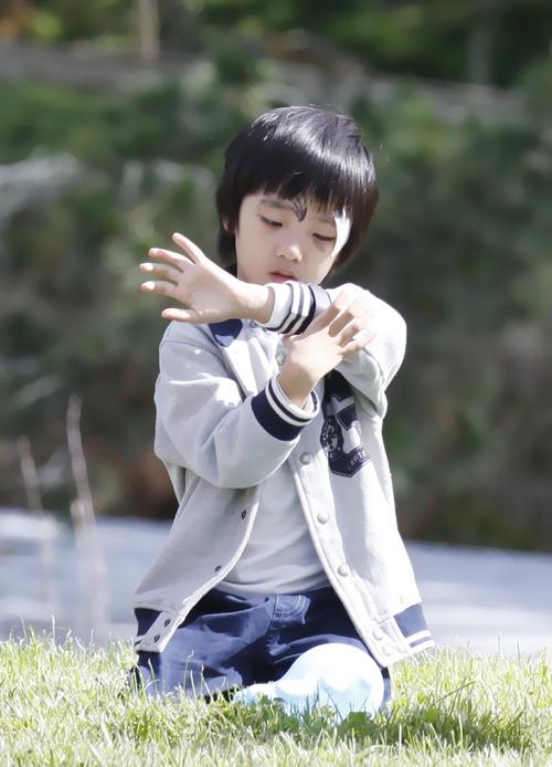 爸爸去哪儿第二季在线观看 萌娃吃饭难题与机器人打工神同步