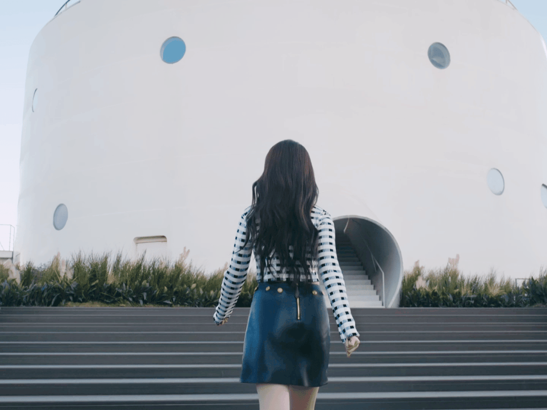 刘亦菲辣妹穿搭被骂辣眼睛_刘亦菲LV内衣造型争议_华语女明星内衣