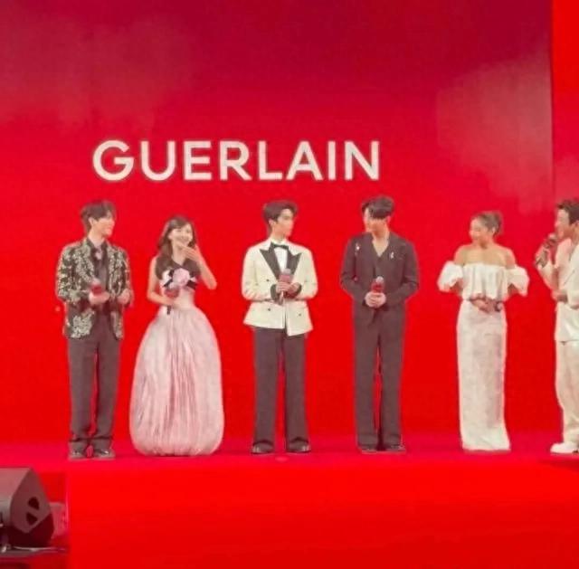 娇兰活动大合照太现实，宋威龙赵今麦站C位，高叶张远都靠边