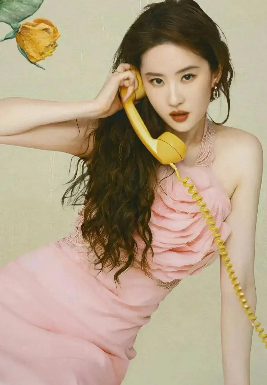 网友偶遇刘亦菲，扎丸子头现身古董拍卖公司，头骨优越发量却堪忧